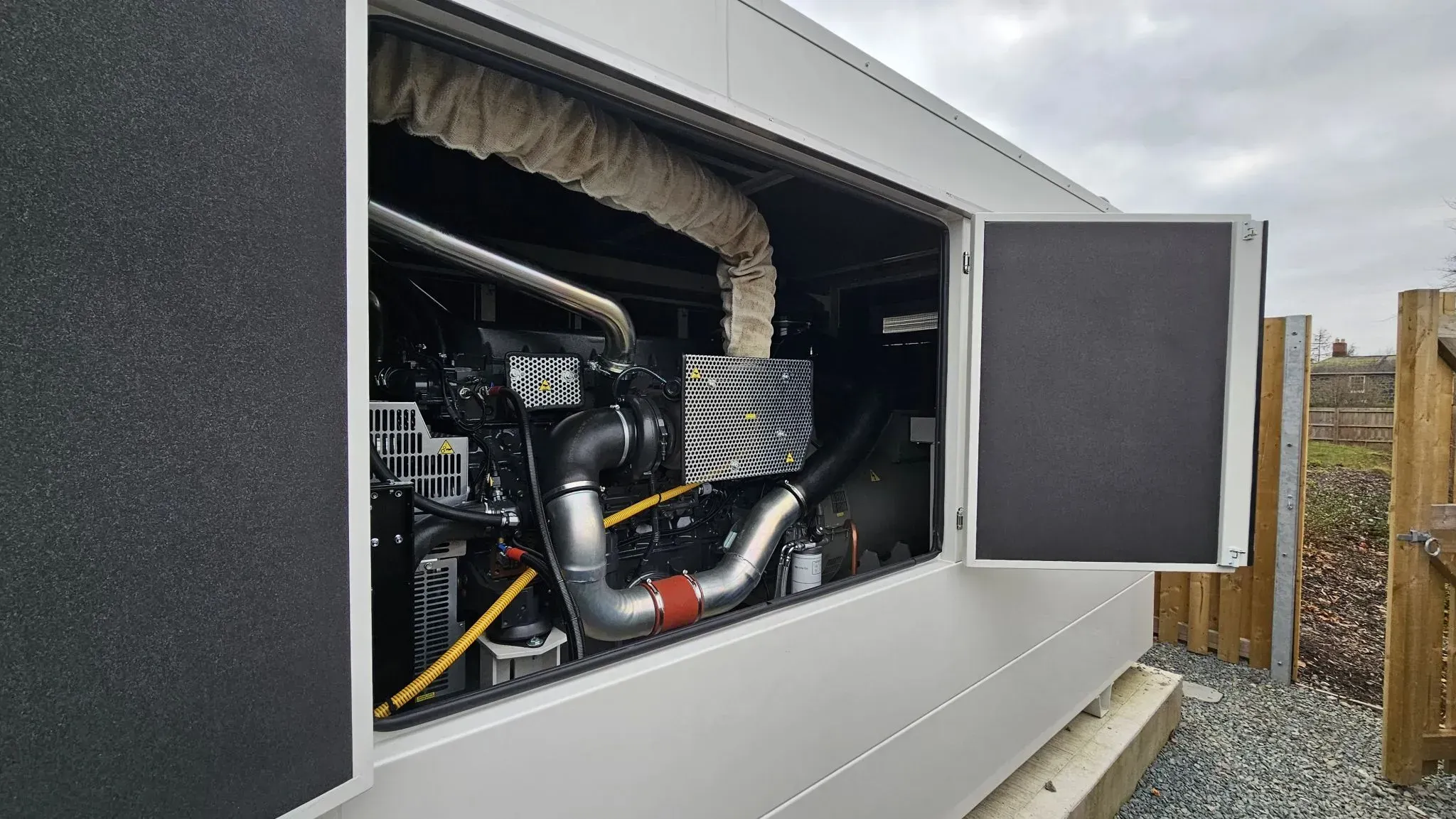 Detalle del interior del grupo electrógeno instalado por Genesal Energy en un centro logístico del Reino Unido