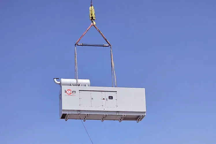 Grupo electrógeno insonorizado de Genesal Energy durante su instalación