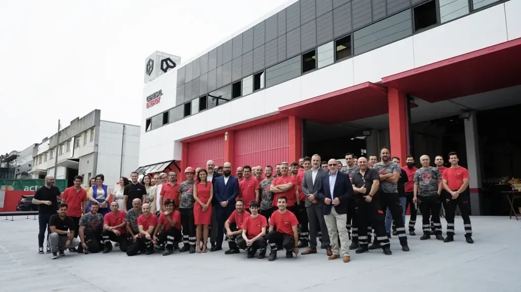 Equipo de Genesal Energy celebrando sus 30 años de innovación y sostenibilidad en soluciones energéticas