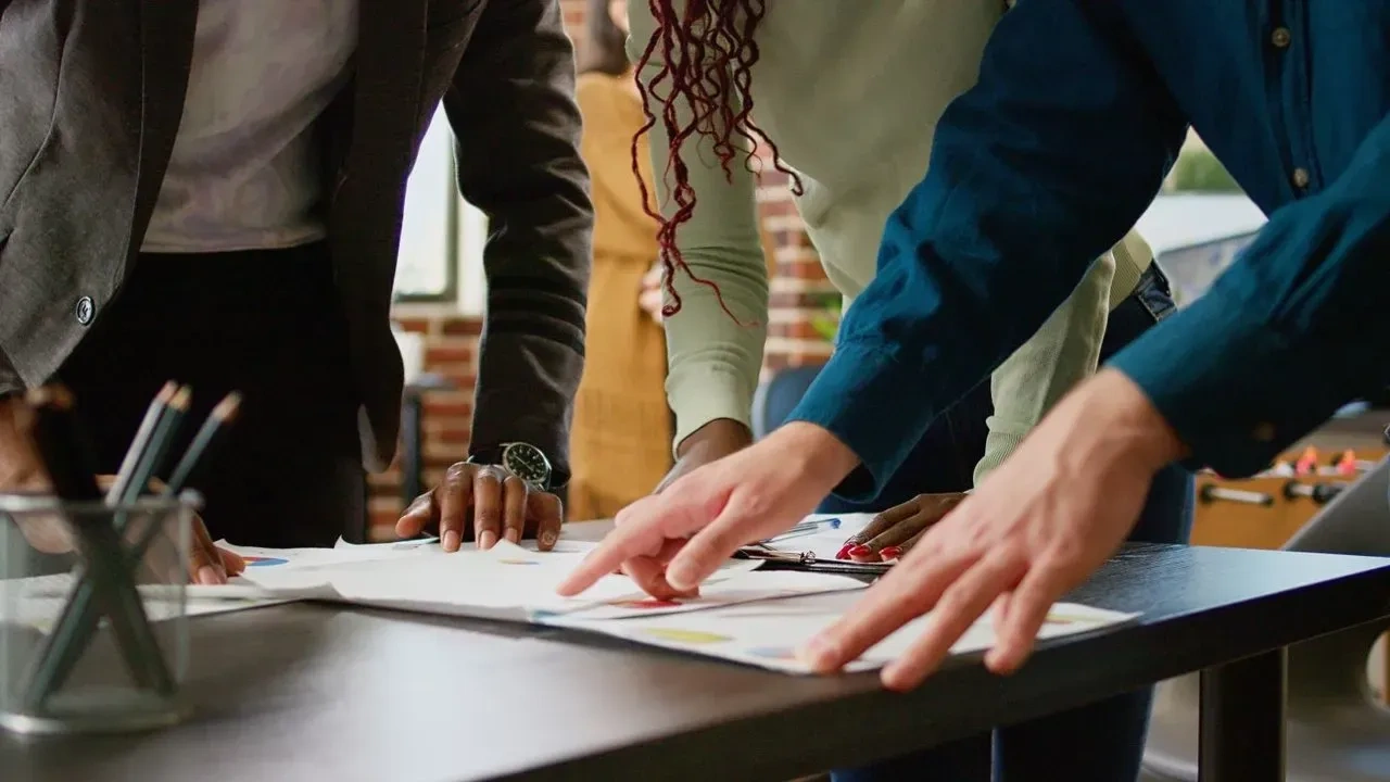 Personas sobre una mesa en una colaboración público privada