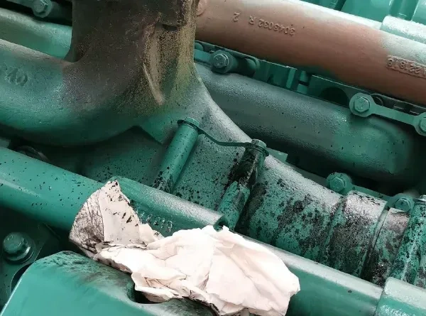 Acumulación de hollín en un motor de un grupo electrógeno