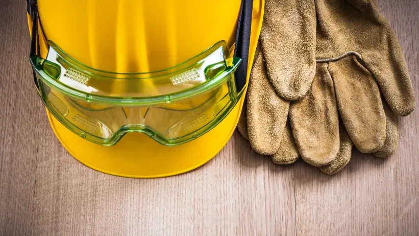 Personal protective equipment for working with generator sets: helmet, safety glasses and gloves.