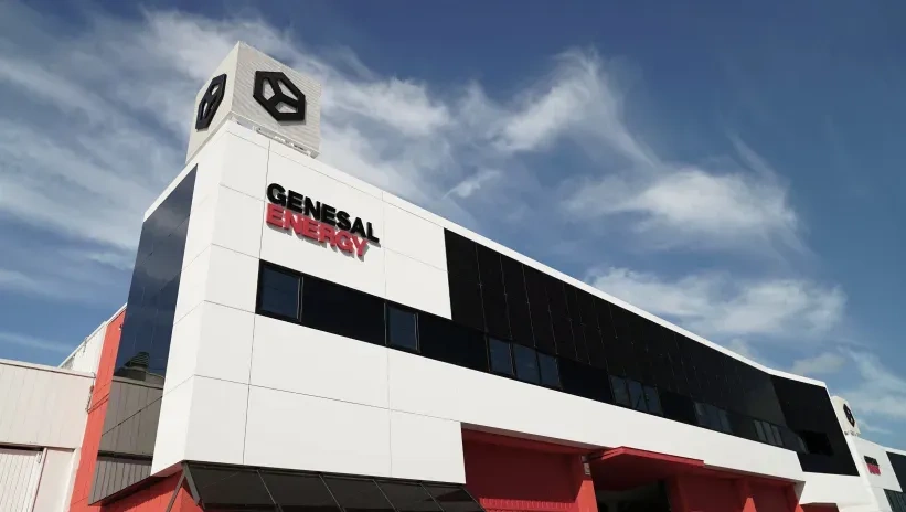 Fachada fotoeléctrica de la sede de Genesal