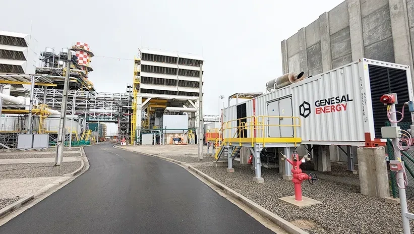 Grupo electrógeno de Genesal Energy instalado en una central industrial, garantizando suministro eléctrico continuo.