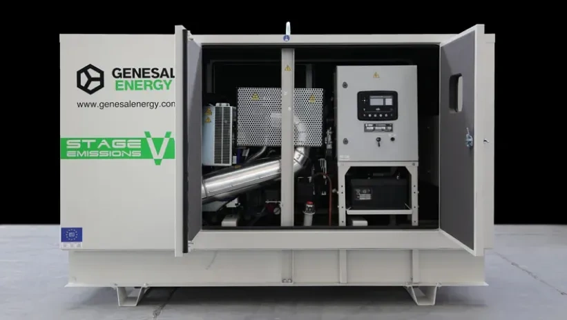 Grupo electrógeno Stage V de Genesal Energy con cabina abierta, diseñado para cumplir con las normativas europeas de emisiones y máxima eficiencia energética.