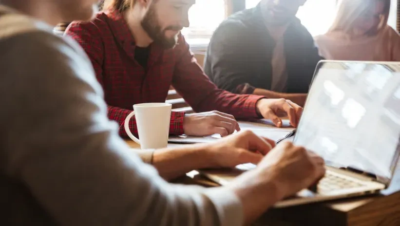 Equipo de trabajo analizando datos para aplicar los criterios del Reglamento Ómnibus