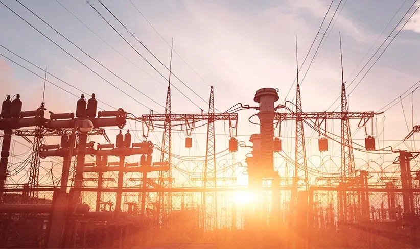 Central eléctrica a contraluz iluminada en el atardecer