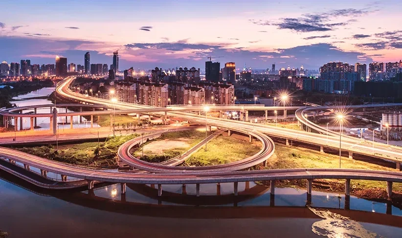 Fotografía de ciudad iluminada al atardecer 