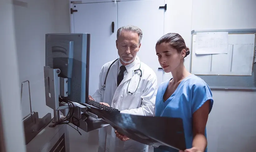 Doctores revisando radiografias