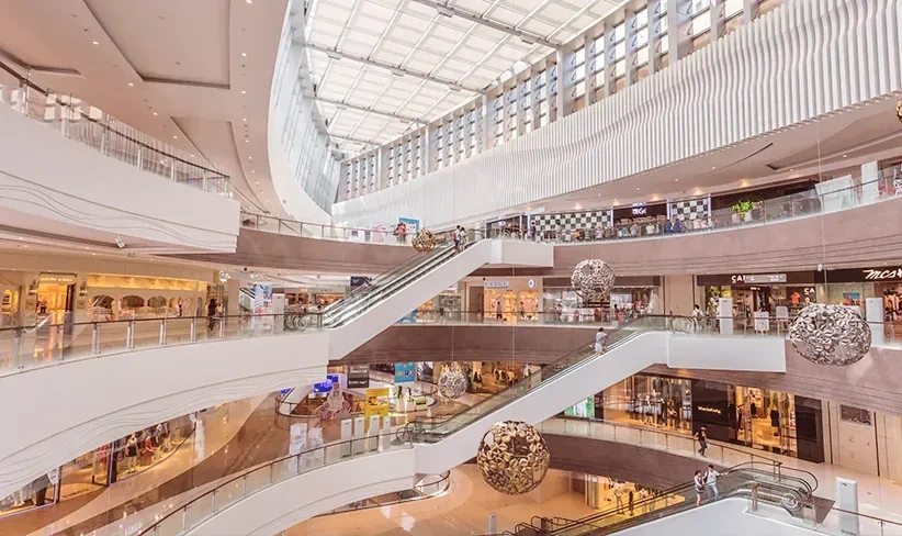 Vista general de un centro comercial donde la energía es vital