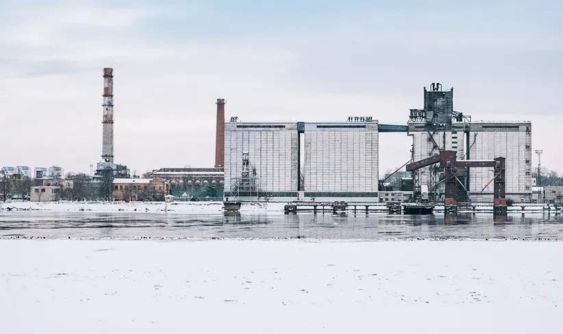 Planta industrial en un entorno frío y nevado