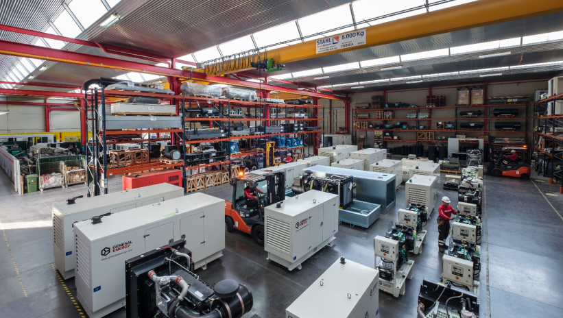 Fachada de las instalaciones de Genesal Energy con integración de vidrio fotovoltaico en su estrategia de descarbonización industrial