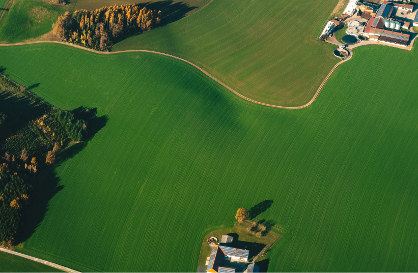 Profesional analizando consumos eléctricos en pantalla y herramientas de medición (kW y kVA)