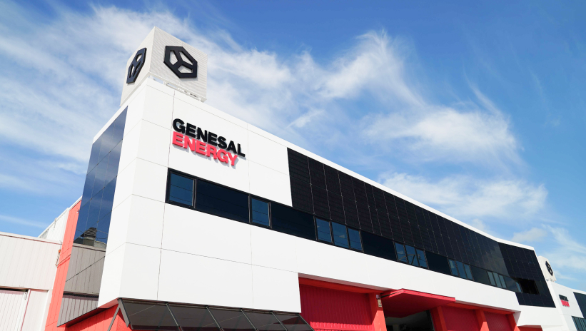 Profesional analizando consumos eléctricos en pantalla y herramientas de medición (kW y kVA) 