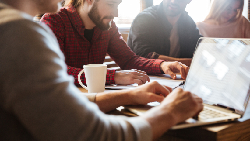 Profesional analizando consumos eléctricos en pantalla y herramientas de medición (kW y kVA) 