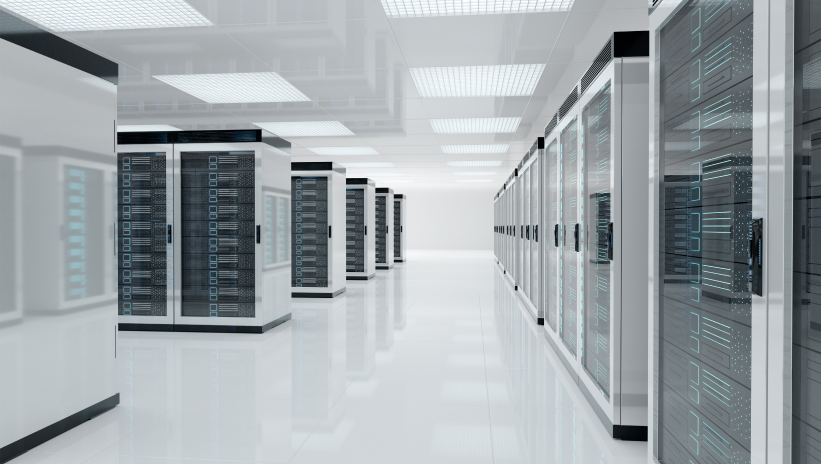 Técnicos revisando un panel solar en un entorno de trabajo técnico.