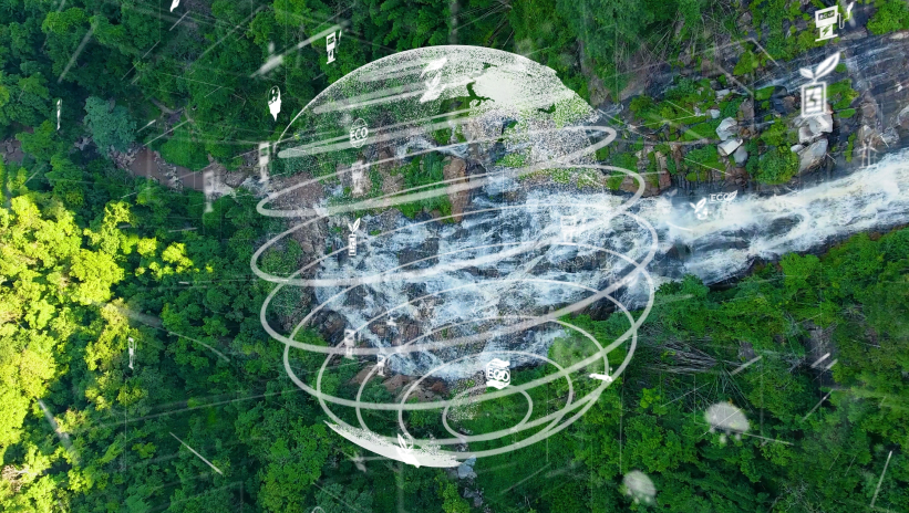 Técnico midiendo el rendimiento de un panel solar con un multímetro.