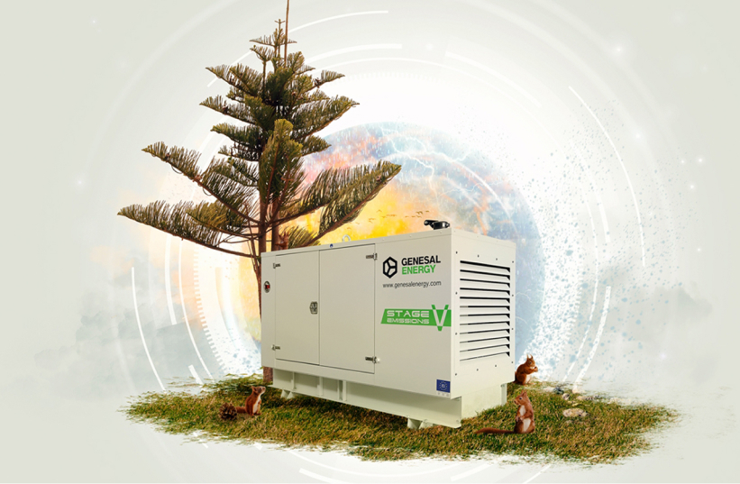 Técnicos revisando un panel solar en un entorno de trabajo técnico.