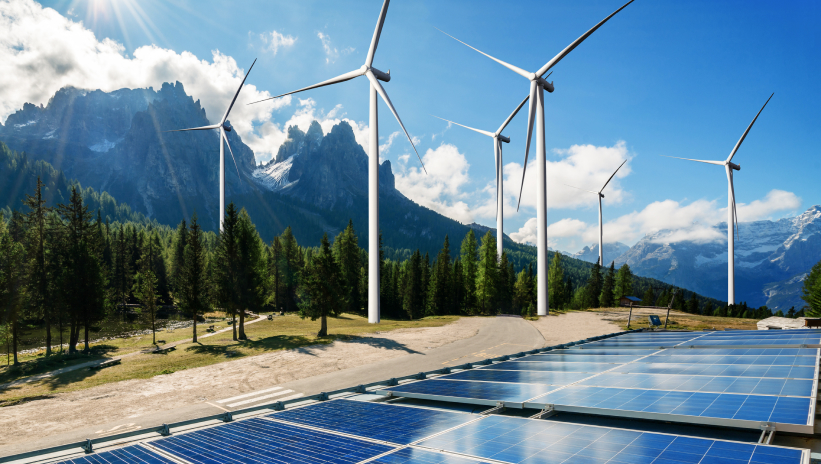 Técnicos revisando un panel solar en un entorno de trabajo técnico.