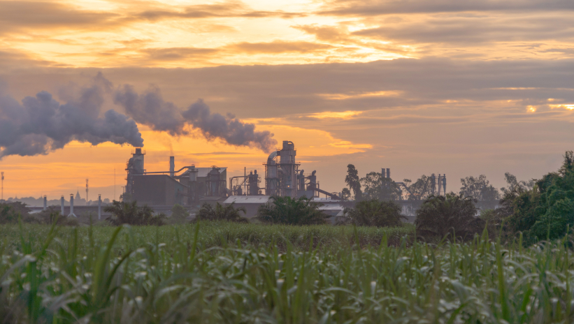 Mano revisando un panel solar en una instalación de sistemas híbridos solares.