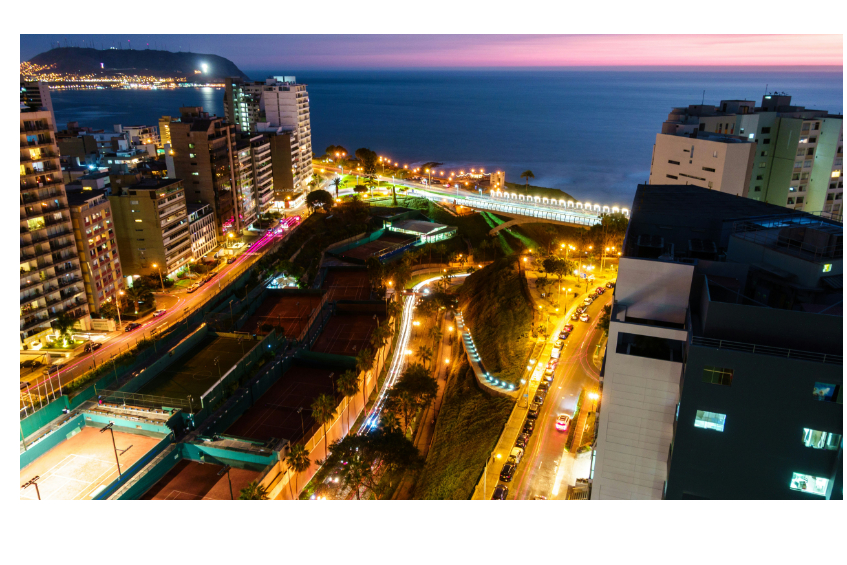 Vista aérea de Lima, con iluminación nocturna