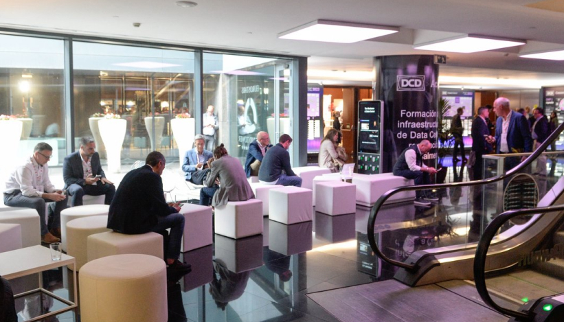 Técnico de Data Center analizando datos